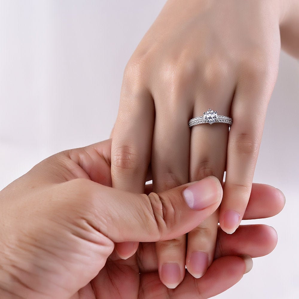 Harriet - Solitaire Engagement Ring With Diamond Look Cubic Zirconia Brilliant Cut Stone for Women