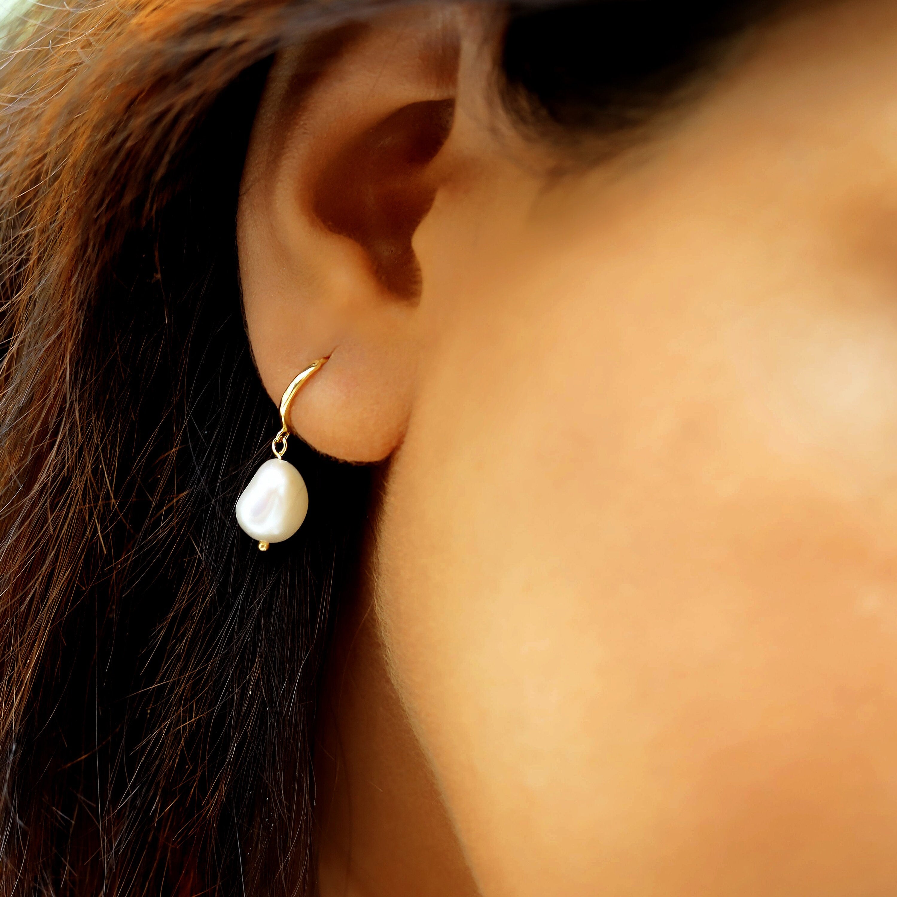 Tiny Freshwater Pearl Gold Hoops //Gold earrings //Hoop earrings //Gold Jewellery //wedding jewellery //pearl earrings //boho wedding //boho