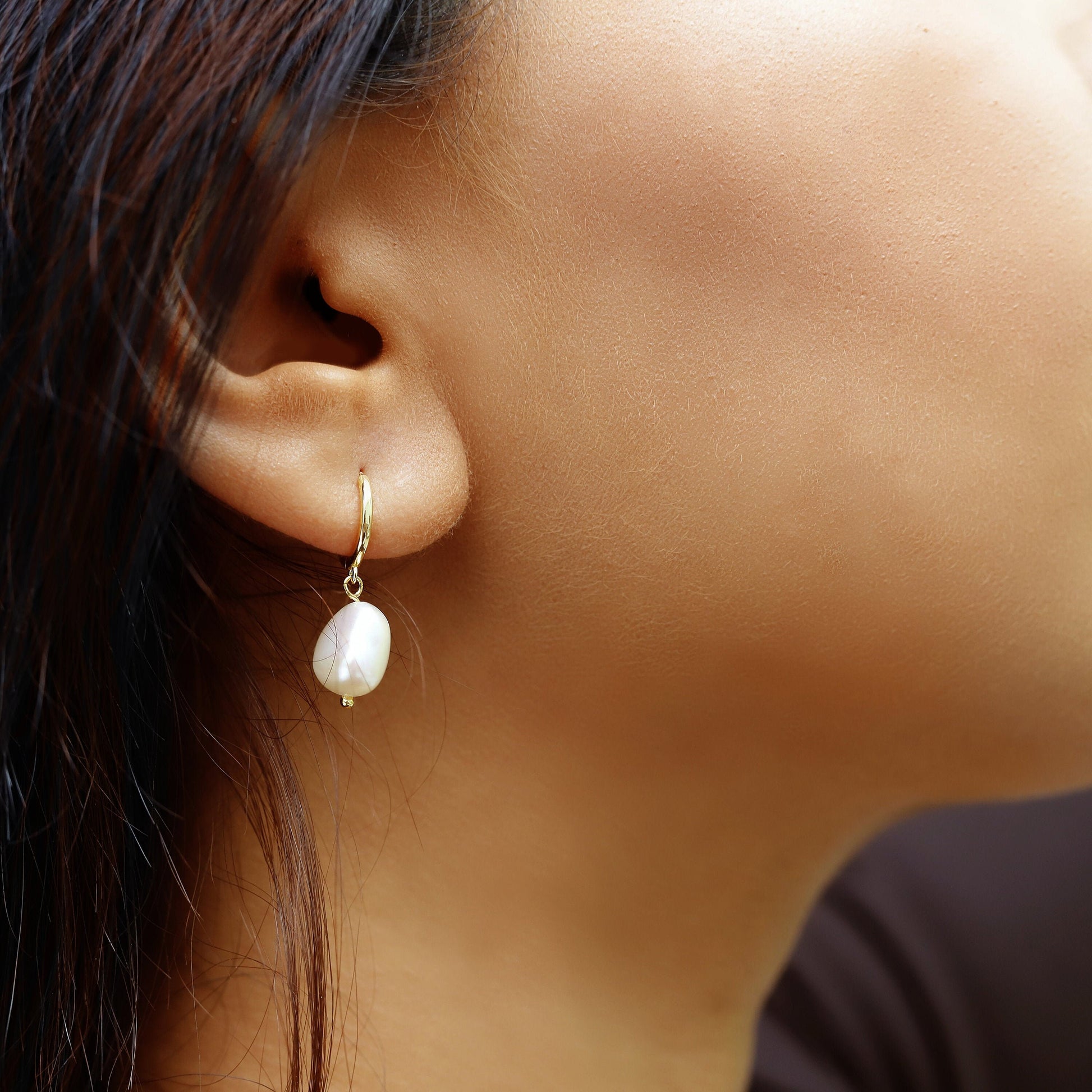 Tiny Freshwater Pearl Gold Hoops //Gold earrings //Hoop earrings //Gold Jewellery //wedding jewellery //pearl earrings //boho wedding //boho