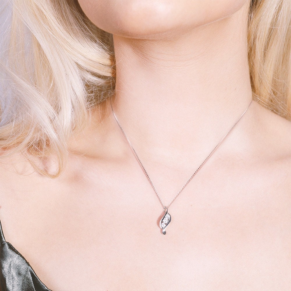 JOE - Delicate Three stone flame style Necklaces & box Chain, Christmas gift