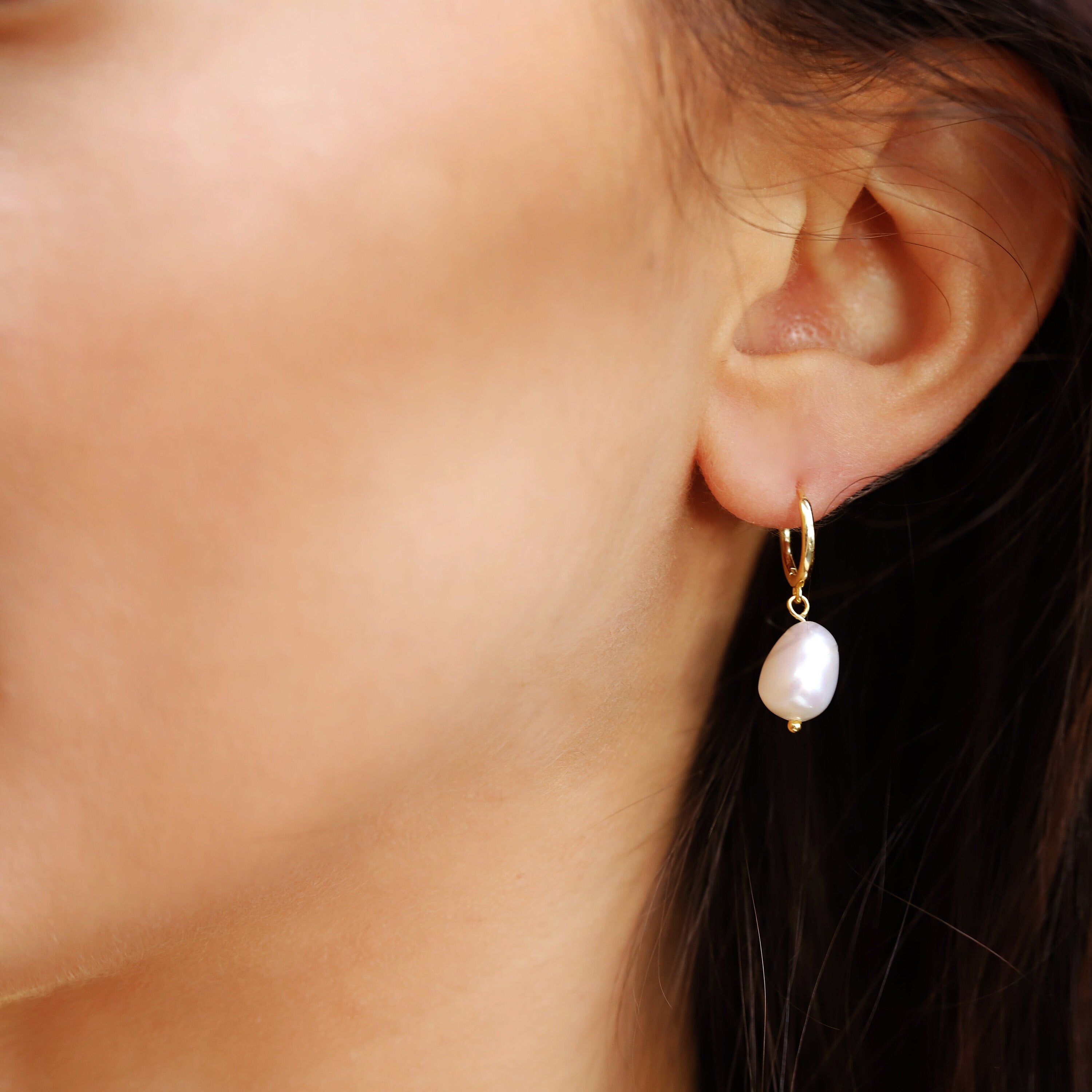 Tiny Freshwater Pearl Gold Hoops //Gold earrings //Hoop earrings //Gold Jewellery //wedding jewellery //pearl earrings //boho wedding //boho