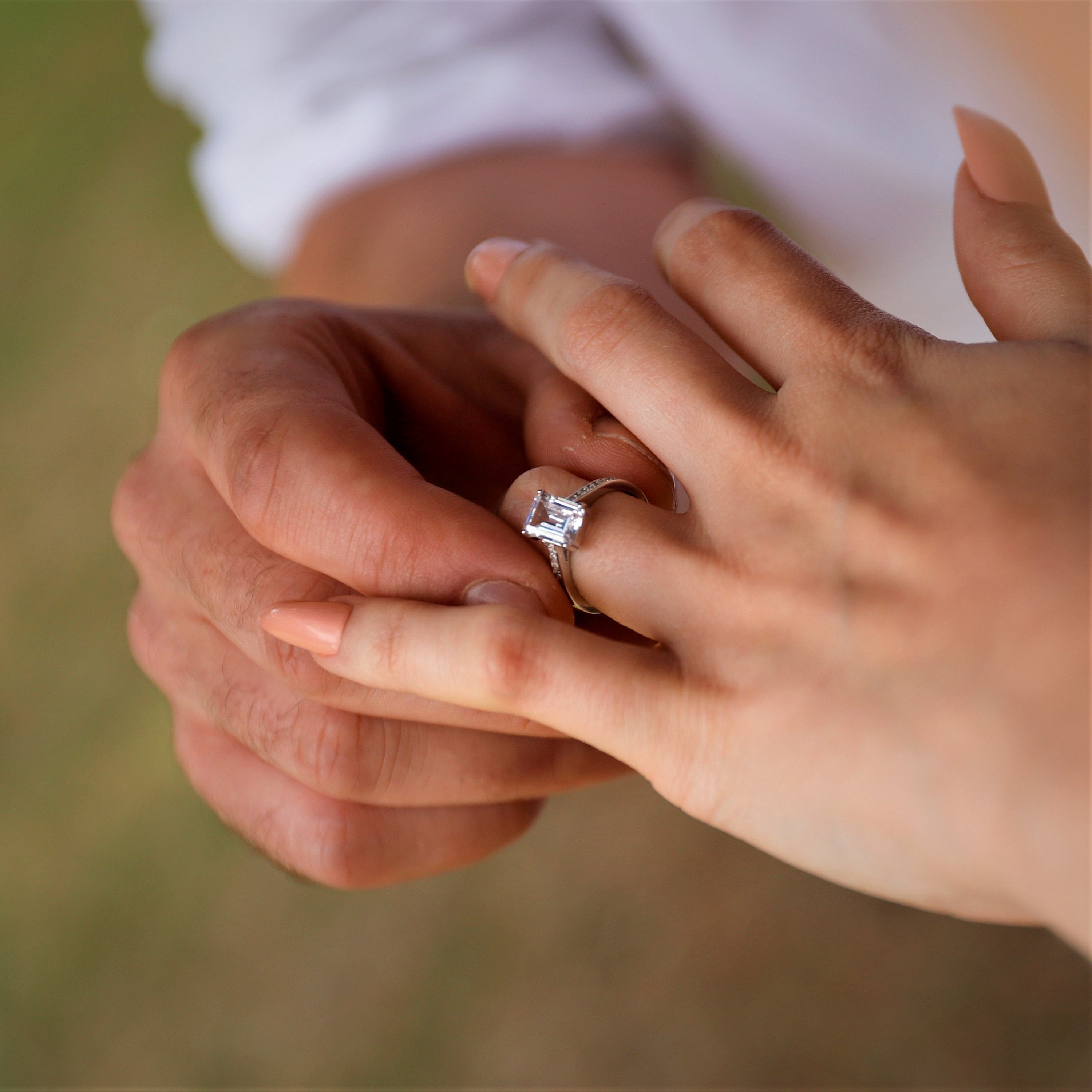 Ilandra - 925 Sterling Silver Vintage Look Emerald Cut Wedding Engagement Anniversary Band Ring with Simulated Diamonds Cubic Zirconia