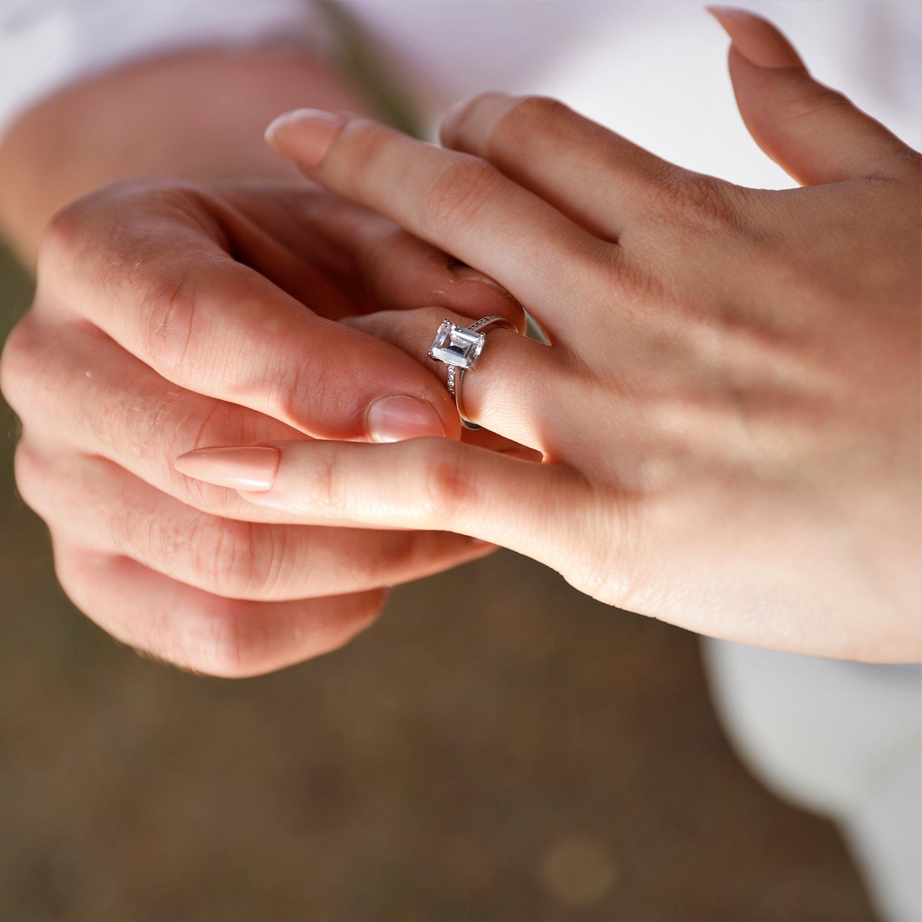 Ilandra - 925 Sterling Silver Vintage Look Emerald Cut Wedding Engagement Anniversary Band Ring with Simulated Diamonds Cubic Zirconia