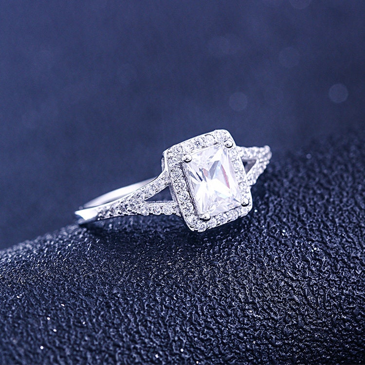 Vintage Art Deco engagement ring in 925 silver featuring intricate design, perfect as a promise or wedding jewelry piece.