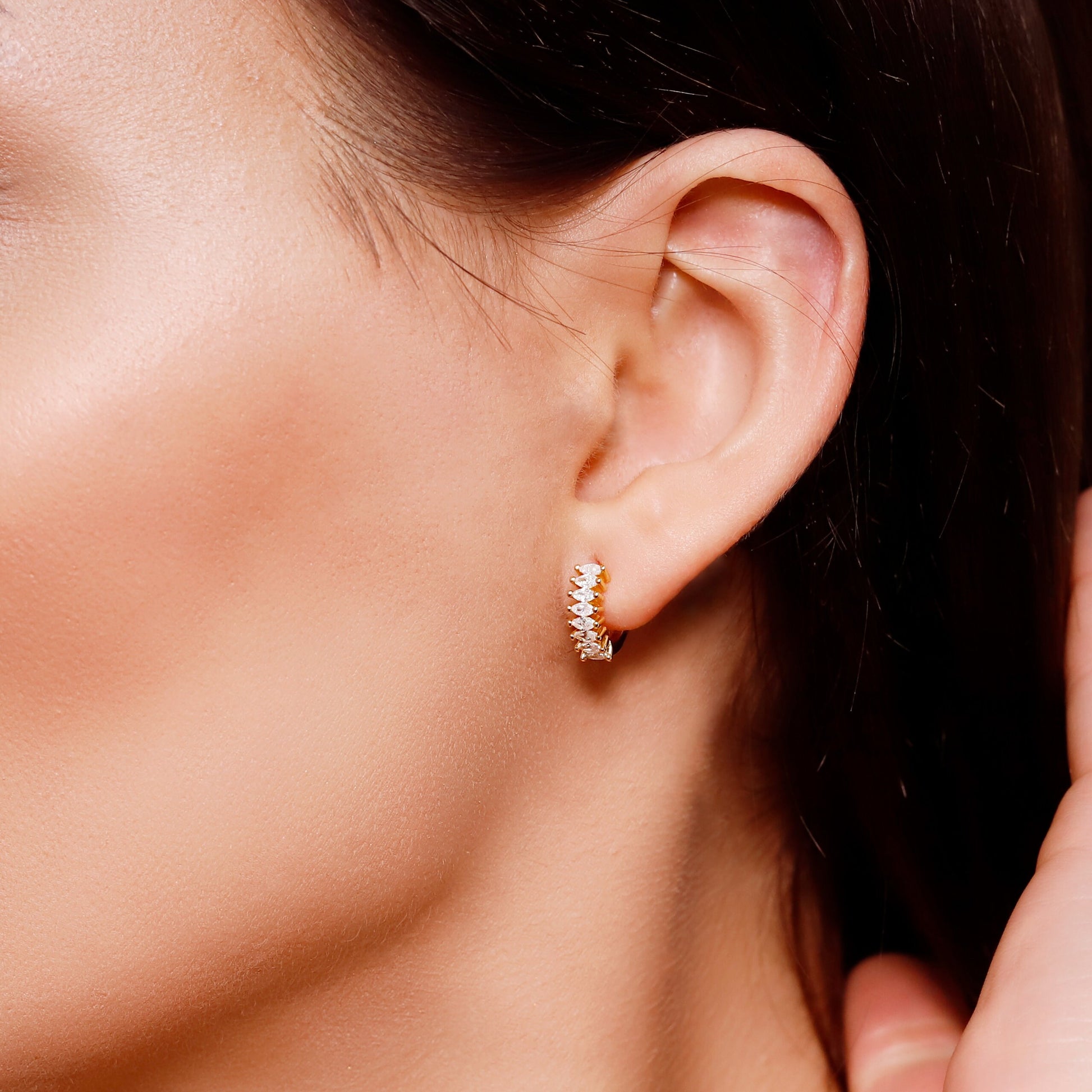 Minimalist stylist huggie hoops • small hoop earrings • tiny hoop earrings • dainty hoops • silver hoops • huggie hoop earrings